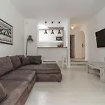With Two Bedrooms * 阿德耶